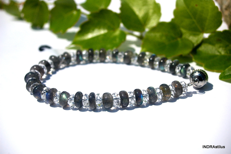 Labradorit karkötő hegyikristállyal